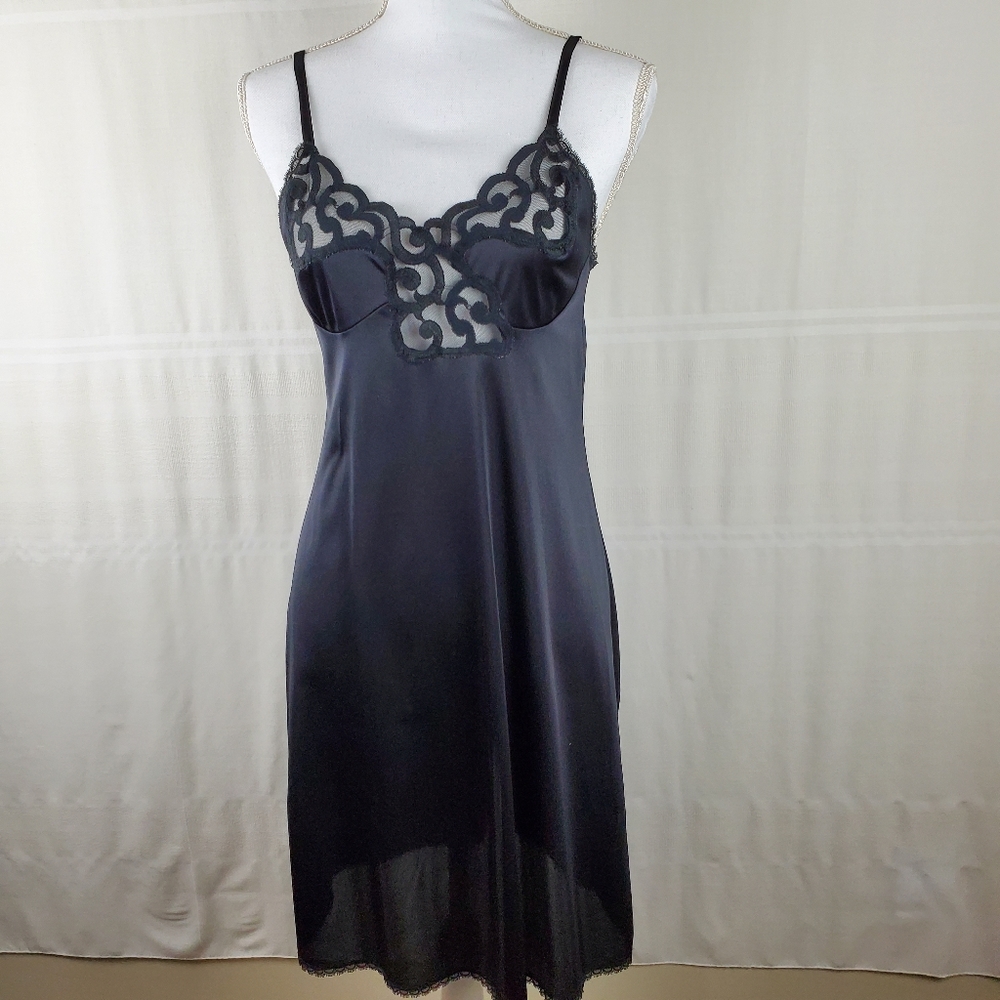 Vintage EUC Made in USA black slip size 34/22"